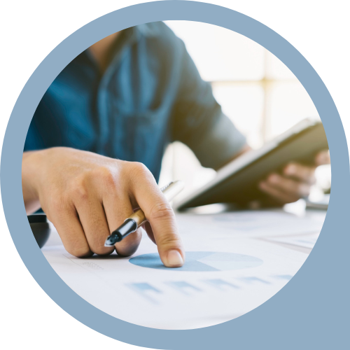 Homme pointant avec son doigt des documents