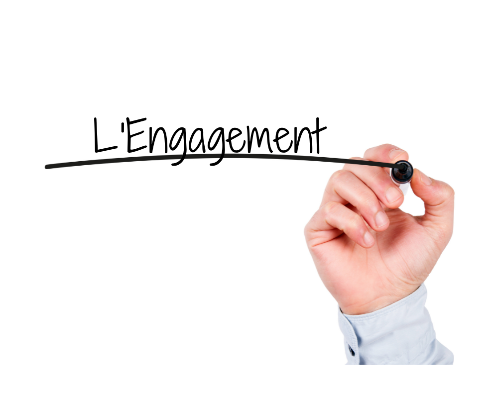 Main écrivant au feutre "l'Engagement"
