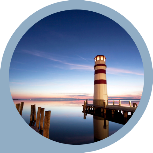 Phare au bout d'un ponton en bois