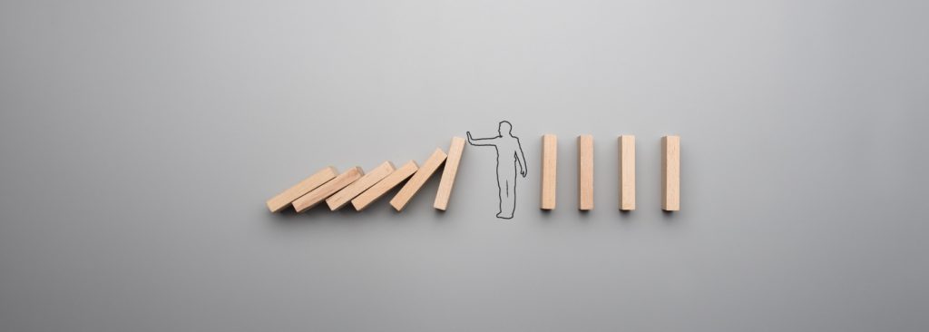 Bûchettes en bois qui tombent les unes contre les autres en effet domino