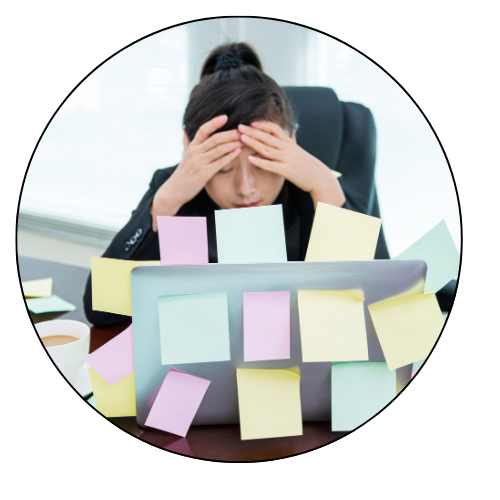 Jeune femme assise à son bureau